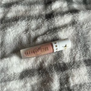 Jeffree Star velour liquid lipstick in can’t relate